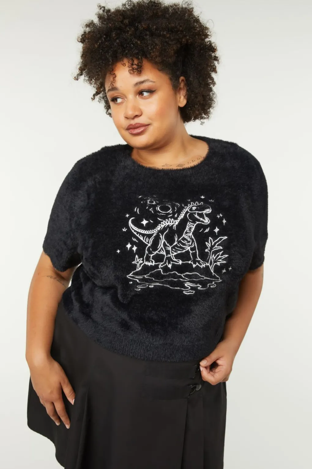 Curve Triassic Embroidery Fluffy Knit