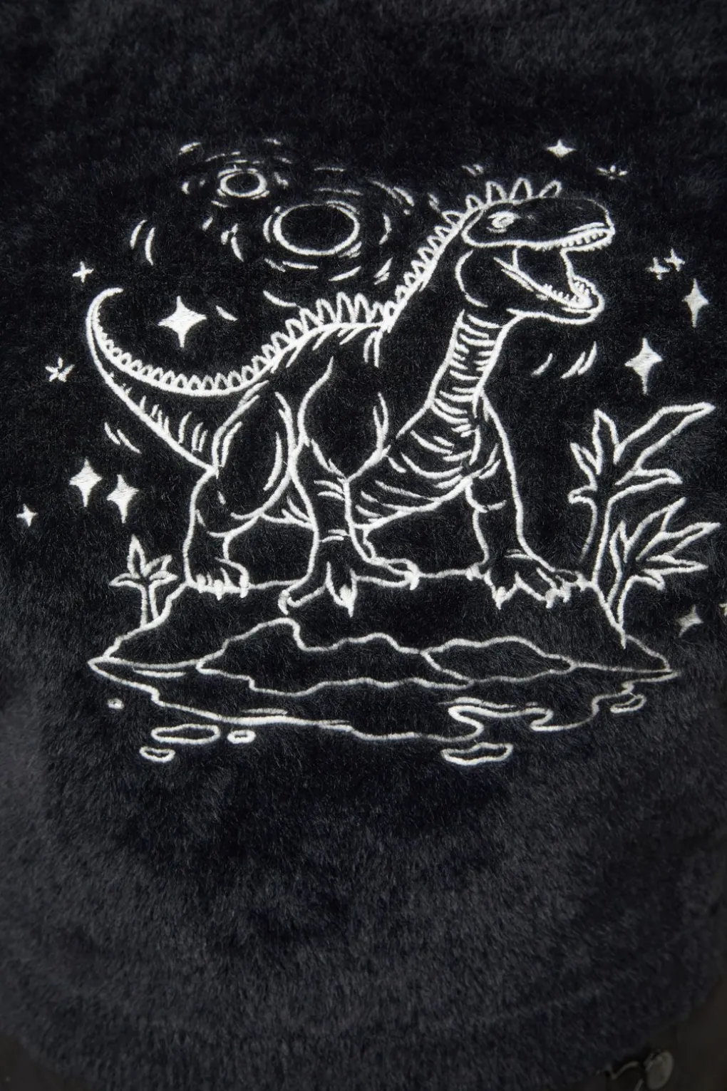 Curve Triassic Embroidery Fluffy Knit